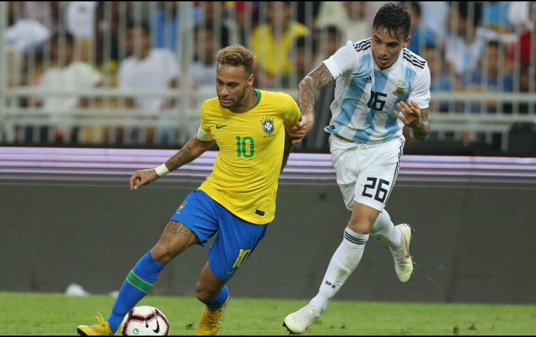 Neymar (I) cobró el tiro de esquina del cual derivó el gol de Brasil.  AFP/-