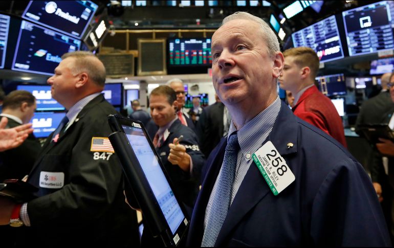El Dow Jones ganó 547 puntos y cerró en 25 mil 798 puntos. AP / R. Drew