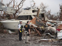 Voluntarios y autoridades trabajan en las tareas de reconstrucción. AFP/S. Olson