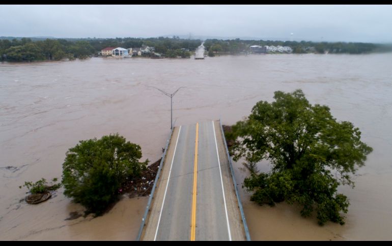 El río Llano, desbordabo, fluye sobre un puente en Kingsland, Texas. AP/Austin American-Statesman/J. Janner