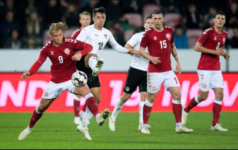 Kasper Dolberg (i) de Dinamarca, Pierre Emile Hoejbjerg (2-d), Andreas Christensen (d) y Alessandro Schoepf (2-i) de Austria en acción durante el partido. EFE/B. Amstrup