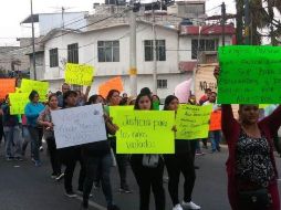 Primero, los padres cerraron la avenida 608 pero fueron replegados por un grupo de policías, por lo que se instalaron con pancartas afuera del Jardín de Niños. TWITTER/@depesoyuc