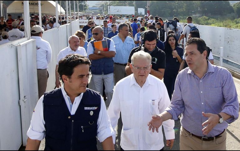 Eduardo Stein recorrió el puente internacional Simón Bolívar, que separa a Colombia y Venezuela. AFP/S. Mendoza