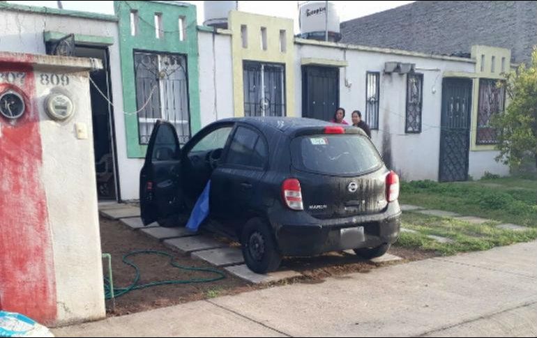 Cabe destacar que el vehículo se encontraba debidamente estacionado a fuera de un domicilio de dicho fraccionamiento, aunque al momento se desconoce si el sujeto vivía en ese lugar. ESPECIAL/ Policía de Tlajomulco
