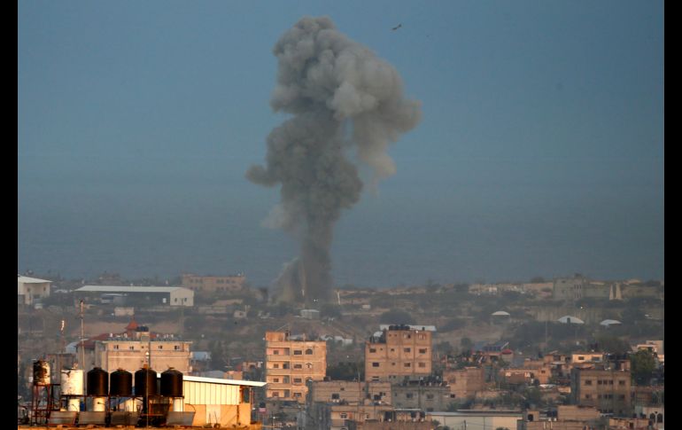 Humo se eleva tras un bombardeo israelí cerca de Rafah, en la Franja de Gaza. Israel lanzó una serie de ataques en la zona en respuesta a disparos de cohetes lanzados desde el territorio palestino. AFP/S. Khatib