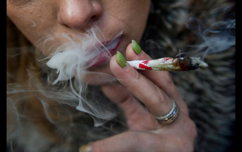 Krissy Calkins fuma mariguana en Toronto, Canadá, en un evento tras la legalización de la droga en el país. AP/The Canadian Press/C. Katsarov