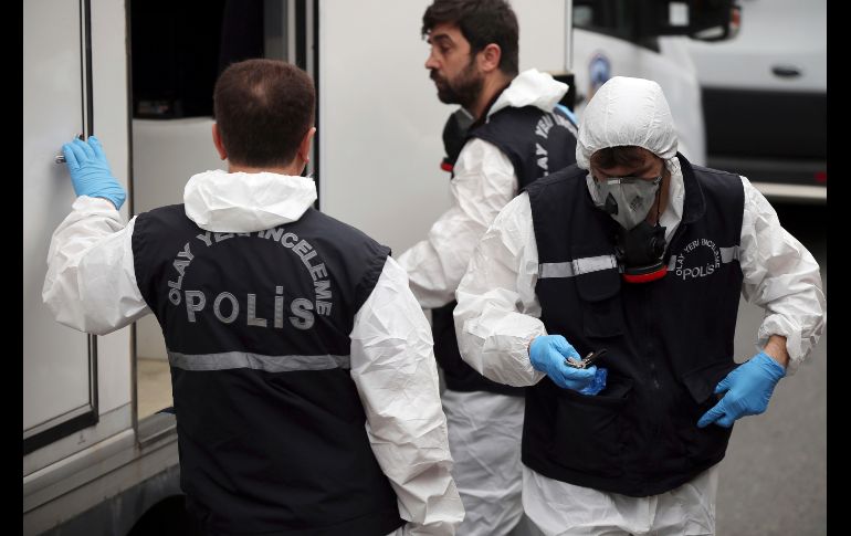 Policías turcos se preparan para entrar en la casa del cónsul saudí Mohammed al-Otaibi en Estambul, Turquía, como parte de las investigaciones por la desaparición y presunto asesinato del periodista Jamal Khashoggi. AP/E. Gurel