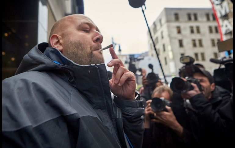Un hombre fuma el cannabis que acaba de comprar en Montreal. Un adulto puede poseer en público hasta 30 gramos de cannabis legal.