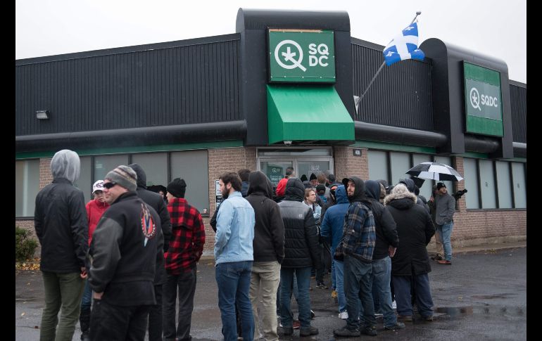 Personas aguardan afuera de una tienda de mariguana en Quebec, Canadá.