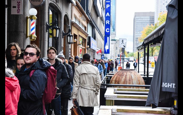 Algunos clientes esperaron por horas en un clima frío para hacer sus primeras compras en Montreal.
