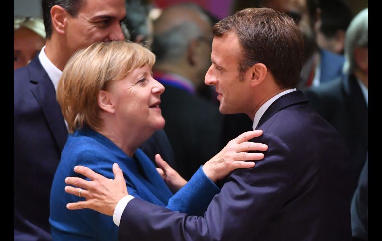 El presidente francés Emmanuel Macron y la canciller alemana Angela Merkel se saludan en el marco de la cumbre de líderes de la Unión Europea en Bruselas, Bélgica. AFP/E. Dunand