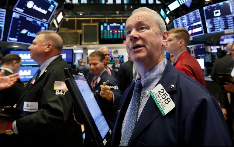 El Dow Jones cayó 91 enteros, 0.4%, para cerrar en 25 mil 706 unidades. EFE / J. Lane