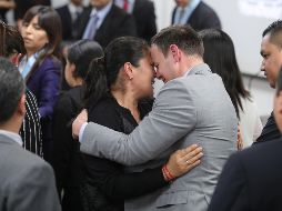 Keiko Fujimori (i) abraza a su esposo Mark Villanella (d) luego de que fuera ordenada su liberación, en Lima. EFE/E. Arias