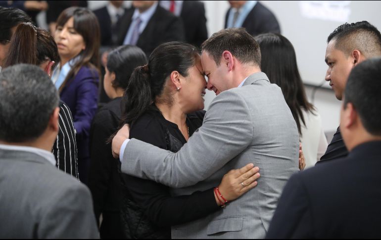Keiko Fujimori (i) abraza a su esposo Mark Villanella (d) luego de que fuera ordenada su liberación, en Lima. EFE/E. Arias