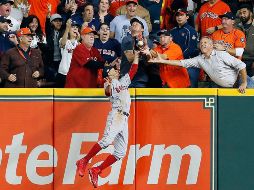 La interferencia de un fanático privó a José Altuve de lo que parecía un jonrón de dos carreras, lo que al final del juego marcó la diferencia. AFP/B. Levey