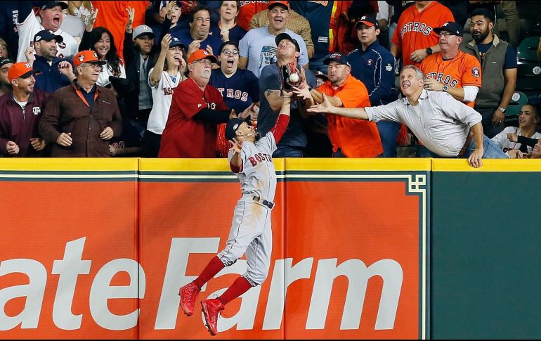 La interferencia de un fanático privó a José Altuve de lo que parecía un jonrón de dos carreras, lo que al final del juego marcó la diferencia. AFP/B. Levey