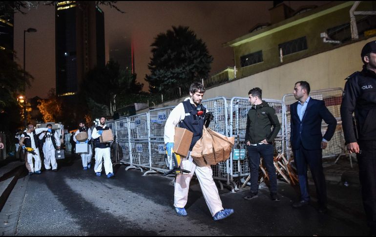 Un equipo forense de la policía turca ingresó a la residencia del cónsul para continuar las investigaciones sobre el paradero de Khashoggi, a quien se le vio por última vez entrando en esa sede diplomática el pasado 2 de octubre. AFP/O. Kose