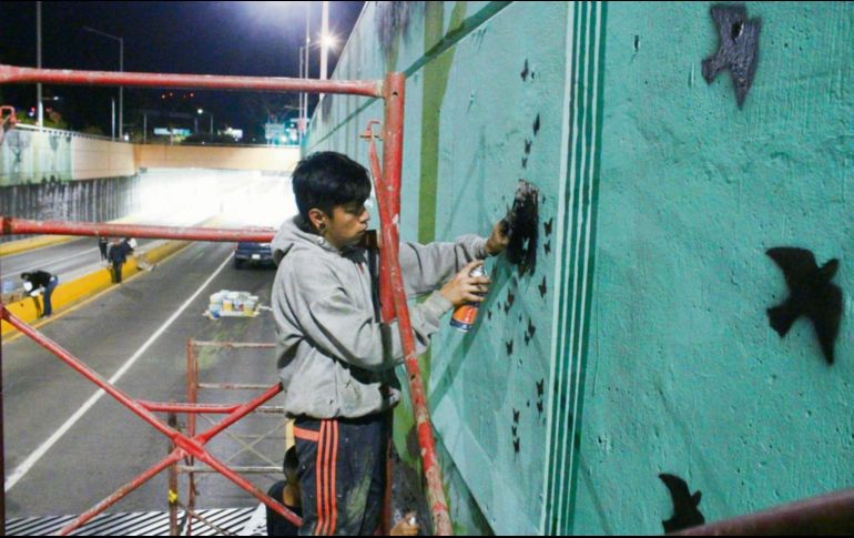 Intervención con grafiti en el paso a desnivel de Prolongación López Mateos. ESPECIAL