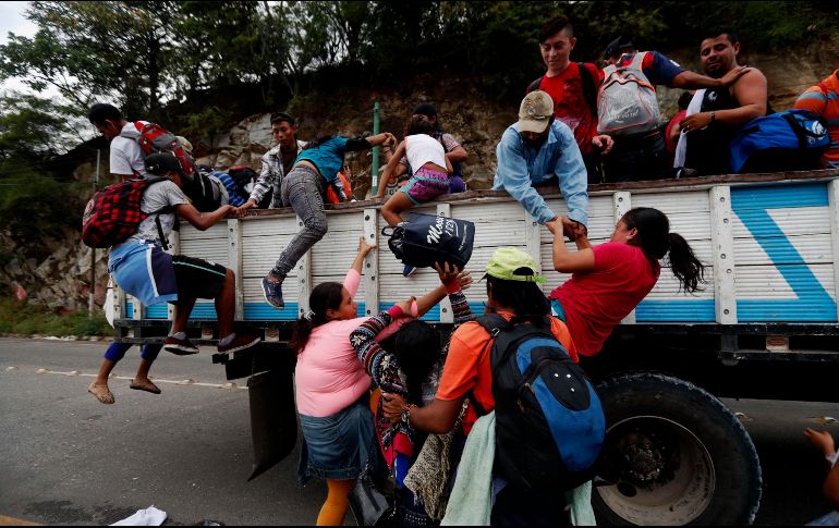 Migrantes hondureños que van en grupo hacia la frontera de México suben a camiones para ir a la Ciudad de Guatemala. Se trata de más de dos mil personas que quieren llegar a EU. EFE/E. Biba
