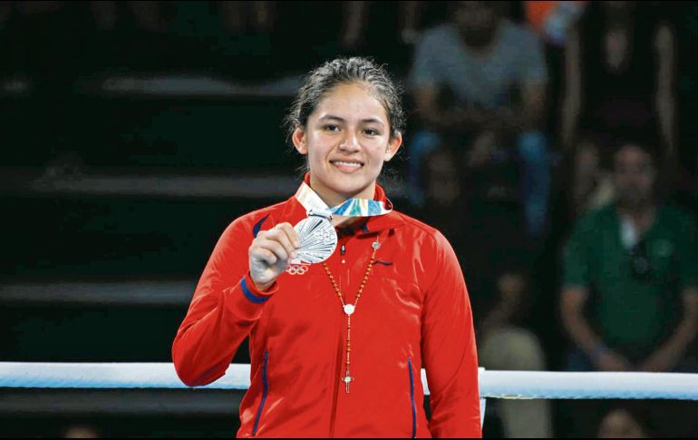 Jennifer Carrillo presume su histórica medalla de plata. TWITTER / @com_mexico