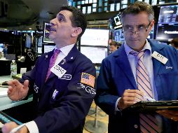 El NYSE Composite cede 42.51 puntos, ubicándose en 12 mil 570.66 unidades. AP / ARCHIVO