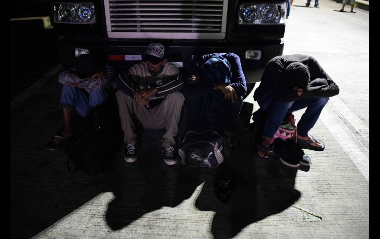 Migrantes hondureños descansan en Pasaquina, El Salvador, en su trayecto a Estados Unidos, como parte de la caravana que desafía las amenzas del presidente estadounidense, Donald Trump. AFP/M. Recinos