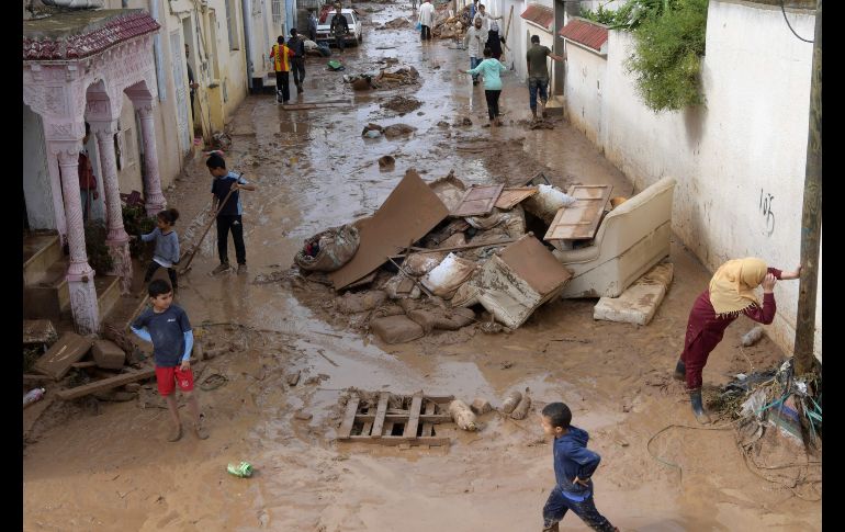 Una calle quedó cubierta de lodo luego de lluvias torrenciales en Mhamdia, Túnez. AFP/F. Belaid