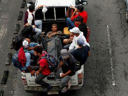 Los hondureños tienen previsto seguir a pie o con aventones de conductores solidarios. EFE / E. Biba