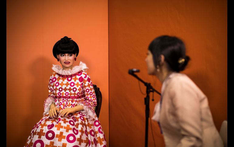 Una mujer habla con la robot 'totto', la cual se asemeja a Tetsuko Kuroyanagi, una famosa estrella de televisión japonesa, en la Cumbre mundial de robots en Tokio. AFP/B. Mehri