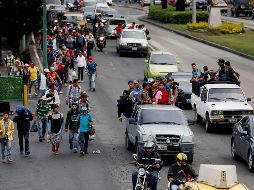 Migrantes hondureños se transportan a pie o en camionetas, con la ayuda de ciudadanos guatemaltecos, hacia el departamento de Escuintla para acercarse a la frontera con México. EFE/E. Biba