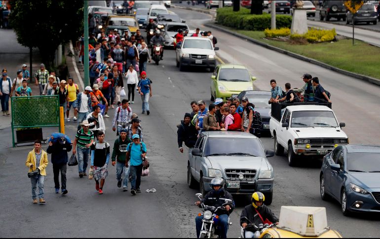 Migrantes hondureños se transportan a pie o en camionetas, con la ayuda de ciudadanos guatemaltecos, hacia el departamento de Escuintla para acercarse a la frontera con México. EFE/E. Biba
