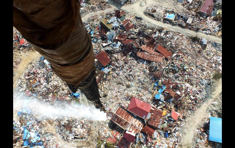 Imagen tomada desde un helicóptero este jueves, mientras arroja desinfectante sobre Palu.