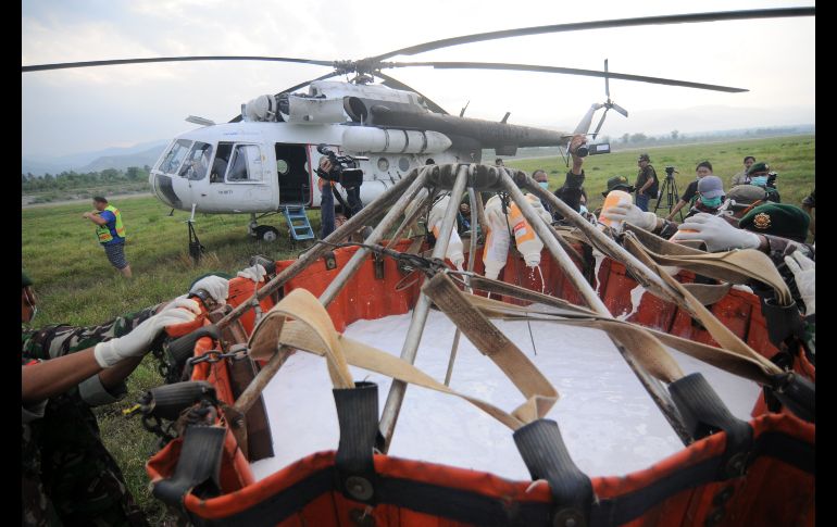 Soldados preparan el desinfectante con el fin de evitar que insectos y ratas propaguen enfermedades.