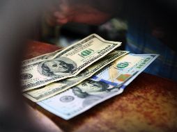 El billete verde se adquirió en un mínimo de 18.00 pesos este jueves. EL INFORMADOR/E. Barrera