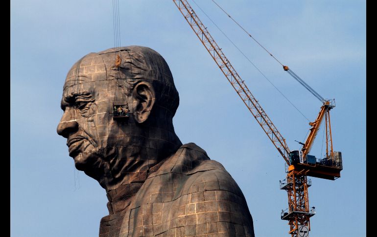 Obreros trabajan en la Estatua de la Unidad en Kevadia, India. La estatua, un monumento a uno de los fundadores de la India postbritánica Sardar Vallabhbhai Patel, es la más grande del mundo con sus 182 metros de altura y será inaugurada el 31 de octubre. AP/A. Solanki