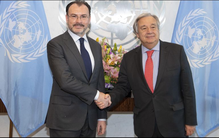Fotografía cedida por la ONU donde aparece su secretario general, António Guterres (d), mientras saluda al canciller mexicano, Luis Videgaray (i), durante una reunión celebrada hoy. EFE/E. Debebe
