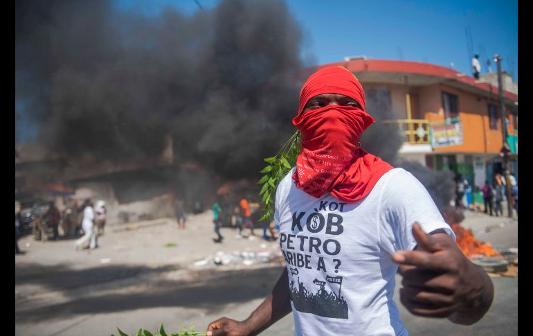 Manifestantes queman neumáticos durante una marcha contra la corrupción y la impunidad en Puerto Príncipe, Haití. Decenas de miles de haitianos salieron en varias ciudades para exigir que los culpables de la supuesta corrupción ocurrida en torno a los fondos del programa Petrocaribe sean conducidos ante la justicia. EFE/J. Herve