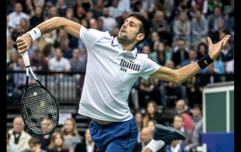 El tenista serbio Novak Djokovic devuelve una bola al checo Radek Stepanek, durante el partido de exhibición con motivo de la despedida del circuito profesional de Radek, en Praga, República Checa. EFE/M. Divisek