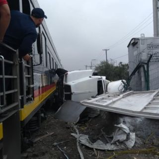 Tren de carga arrastra a un tráiler en Nuevo León