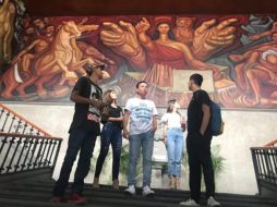 Pablo Lemus recorrió el Palacio Municipal con los jóvenes, y contemplaron el mural de La Revolución Universal. ESPECIAL