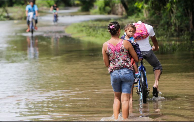 Autoridades exhortaron a la población a no cruzar caminos inundados. AFP/I. Ocon