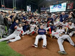 Jugadores de los Medias Rojas celebran como campeones de la Liga Americana y, de paso, amarrar su pase a la Serie Mundial. AP/D. Phillip