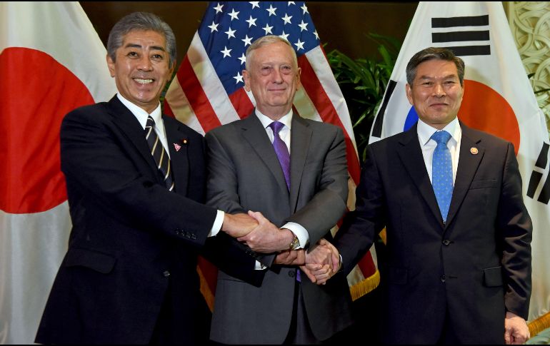 El secretario de Defensa de EU, Jim Mattis (centro) sostuvo un encuentro con sus homólogos de Japón, Takeshi Iwaya (izq) y de Corea del Sur, Jeong Kyeong-doo (der). EFE /