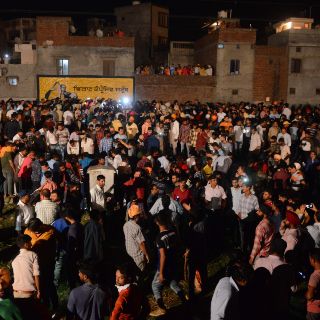 Tren atropella a multitud en India y deja al menos 50 muertos