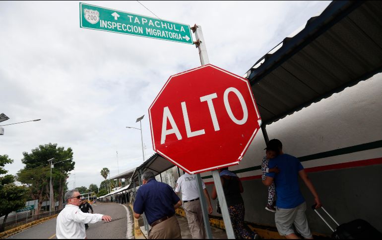 Desde ayer, los migrantes hondureños son atendidos en la frontera sur por autoridades mexicanas. EFE / E. Biba