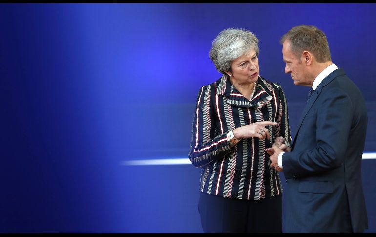 La primera ministra británica Theresa May (i) habla con el presidente del Consejo Europeo Donald Tusk en el marco de la cumbre entre Asia y la Unión Europea, realizado en Bruselas, Bélgica. AP/F. Seco
