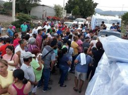 Como sucede en una decena de colonias populares y en el medio rural de Culiacán, las familias afectadas por las inundaciones reciben colchones viejos y armados con material usado. FACEBOOK / Ayuntamiento de Ahome