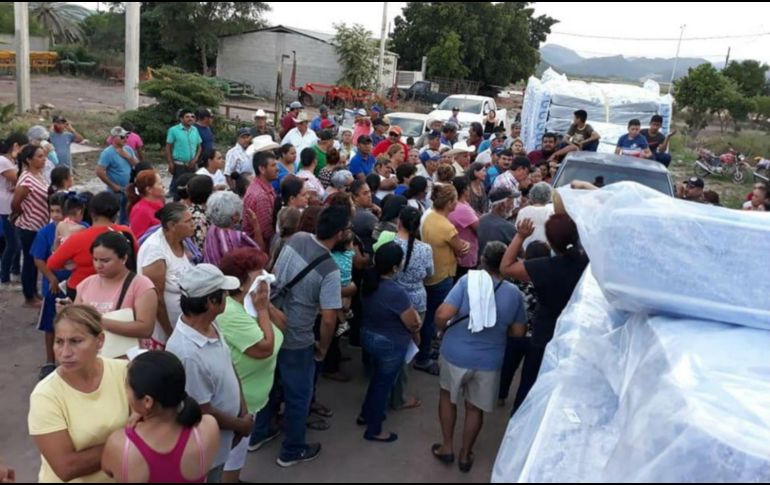 Como sucede en una decena de colonias populares y en el medio rural de Culiacán, las familias afectadas por las inundaciones reciben colchones viejos y armados con material usado. FACEBOOK / Ayuntamiento de Ahome