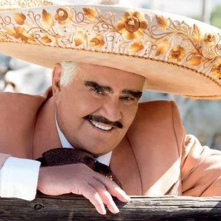 Causa polémica fotografía de Vicente Fernández besando a una joven