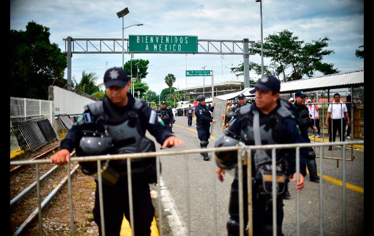 Elementos de la Policía Federal de México colocan vallas en el puente internacional en Ciudad Hidalgo.